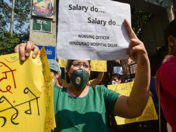 दिल्लीः वेतन न मिलने के मुद्दे पर डॉक्टरों ने किया जंतर-मंतर पर प्रदर्शन, निकाला मोमबत्ती मार्च