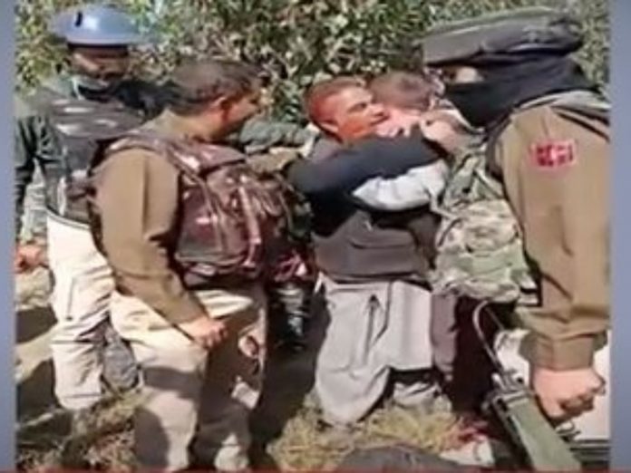 कश्मीर: आतंकी ने एनकाउंटर से पहले किया सरेंडर, चाचा ने शुक्रिया अदा करने के लिए सैन्य अफसर के छूए पैर