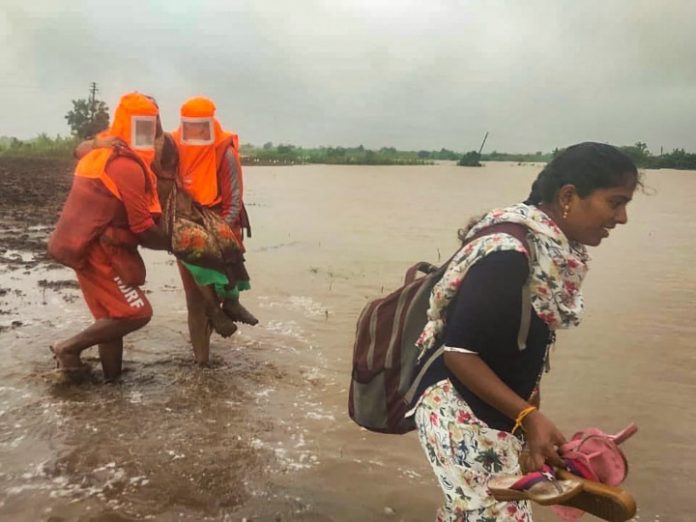 महाराष्ट्र में बारिश और बाढ़ से 48 लोगों की मौत, कर्नाटक में बाढ़ से गंभीर हालात
