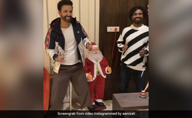 रेमो डिसूजा ने क्रिसमस के मौके पर घर की सजावट दिखाई, फिर आमिर अली के साथ डांस किया – देखें वीडियो