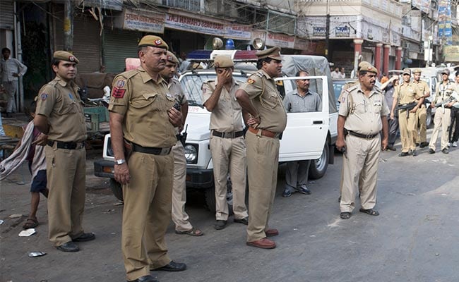 दिल्ली पुलिस ने सरकारी काम में बाधा डालने के आरोपी कार्यकर्ता महमूद प्राचा के खिलाफ मामला दर्ज किया